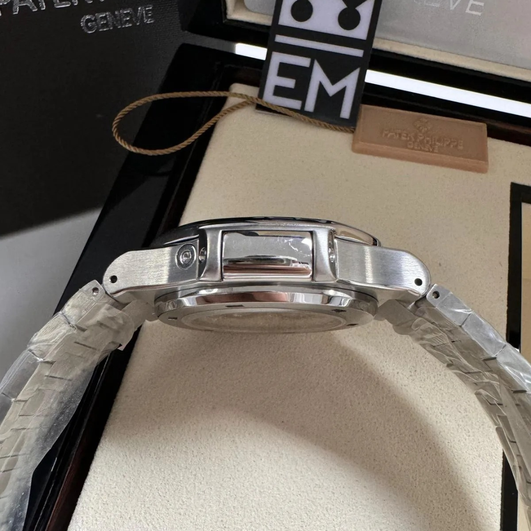 Patek Philippe Nautilus Gray – Automatic